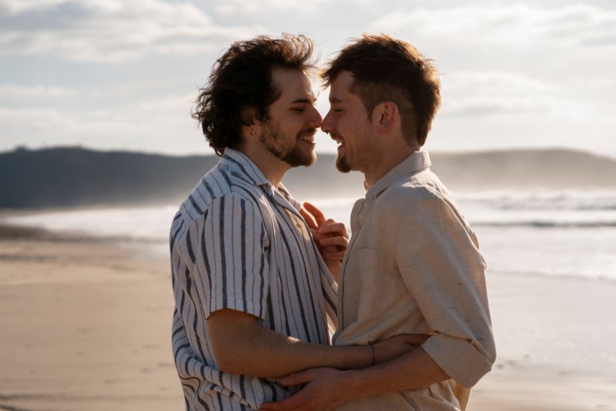 Pareja en una escapada de verano, disfrutando de su sexualidad con un anillo peneano.