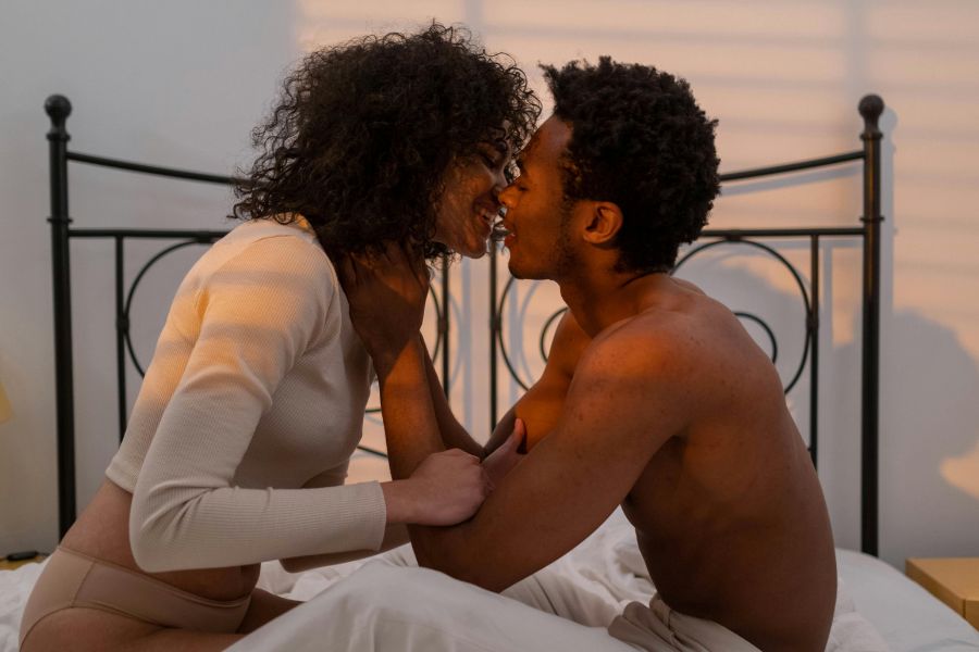 Pareja experimentando slow sex en España