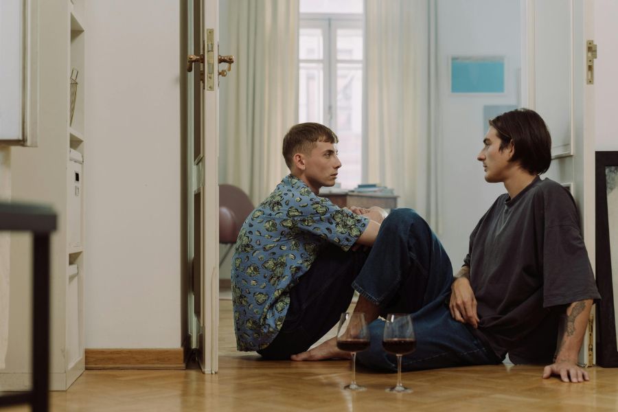 Pareja conversando sobre el consentimiento sexual en España